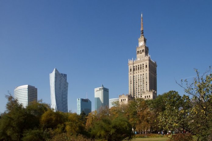 De skyline van Warschau met wolkenkrabbers en het Paleis van Cultuur en Wetenschap
