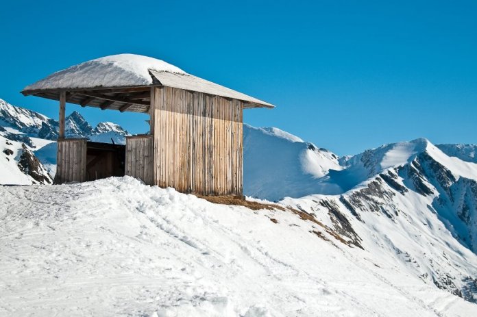 Bergtop met houten hut in Oost-Tirol, Oostenrijk