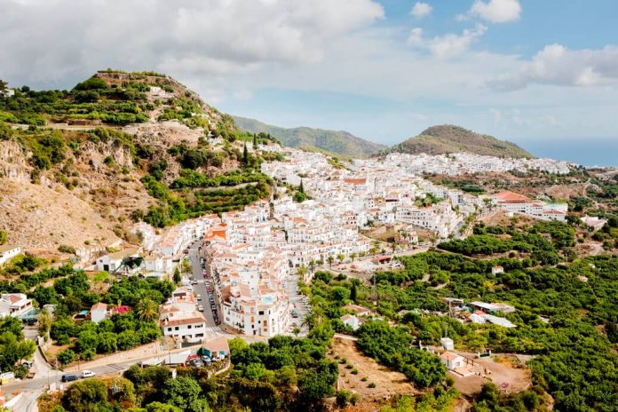 Uitzicht op het dorp Frigiliana tussen de heuvels van Andalusië