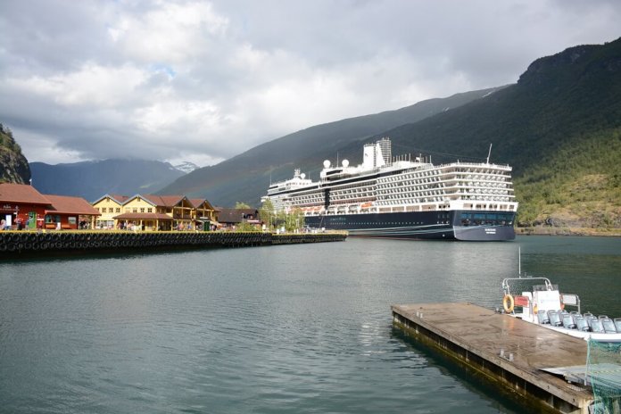 Cruises in Noorwegen langs een fjord