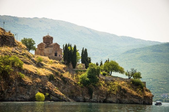 Meer van Ohrid in Macedonië met zicht op het klooster van Sint Naum