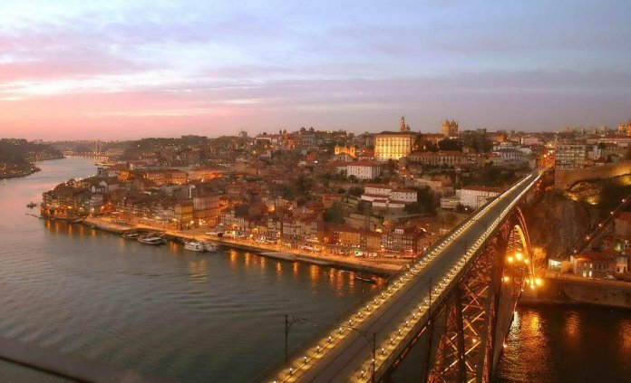 Uitzicht op de Louis I-brug en de stad Porto in Portugal
