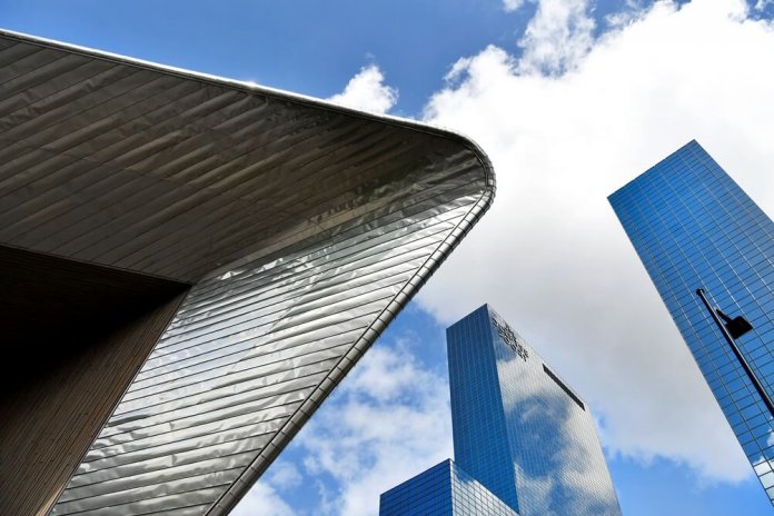 Onderaanzicht van het dak van Rotterdam Centraal en wolkenkrabbers