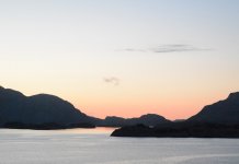 5x de Vikingen achterna in Zuid-Noorwegen Zonsondergang in de fjorden van Noorwegen