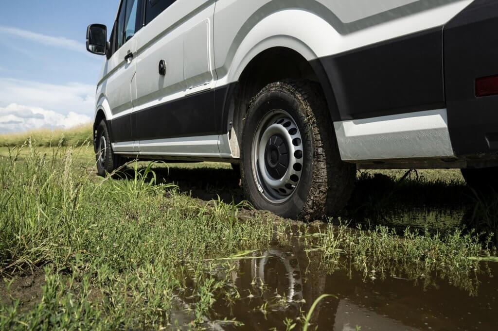 Parkeer niet in modderige grond, zeker niet met de wielen waar de trekkracht zit.