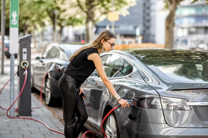 Met de EV op reis: steeds meer Vlamingen doen het. © Shutterstock Met de EV op reis: steeds meer Vlamingen doen het