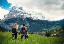 Motorrijden in het buitenland: wat mag (niet)? Motorrijden in het buitenland: wat mag (niet)? © Shutterstock