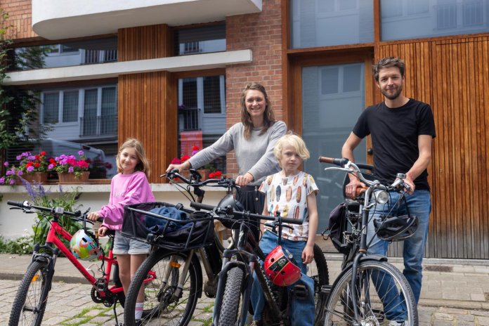 Een gezin van vier zónder auto: zo doen zij het