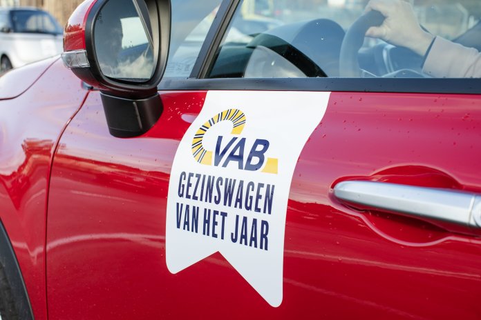 closeup van rode auto met logo van "vab-gezinswagen van het jaar"