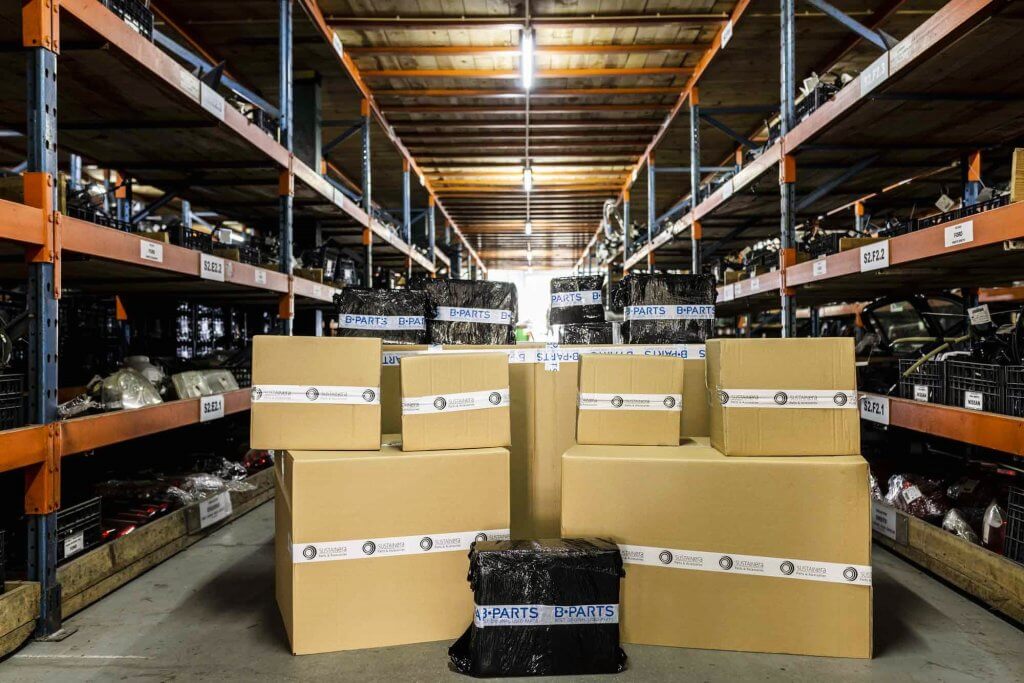 onderhoud onderdelen auto in opslagruimte