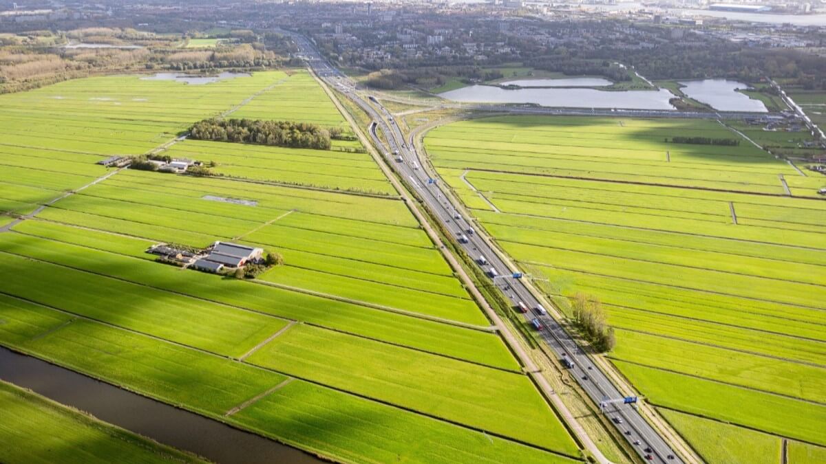 Dronebeeld Blankenburgverbinding knooppunt Vlaardingen in Nederland