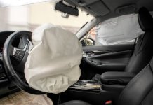 Zo werkt een airbag Interieur auto met uitgeklapte airbags