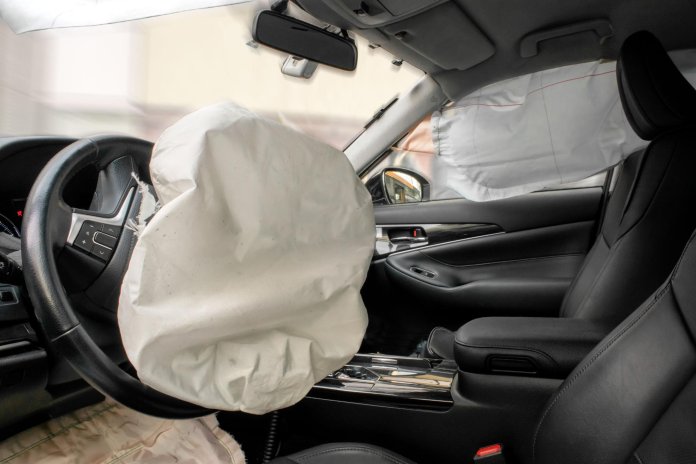 Interieur auto met uitgeklapte airbags