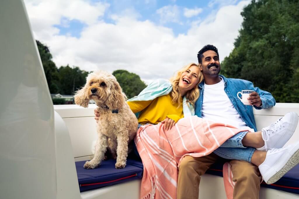 Koppel met hond op vaarvakantie