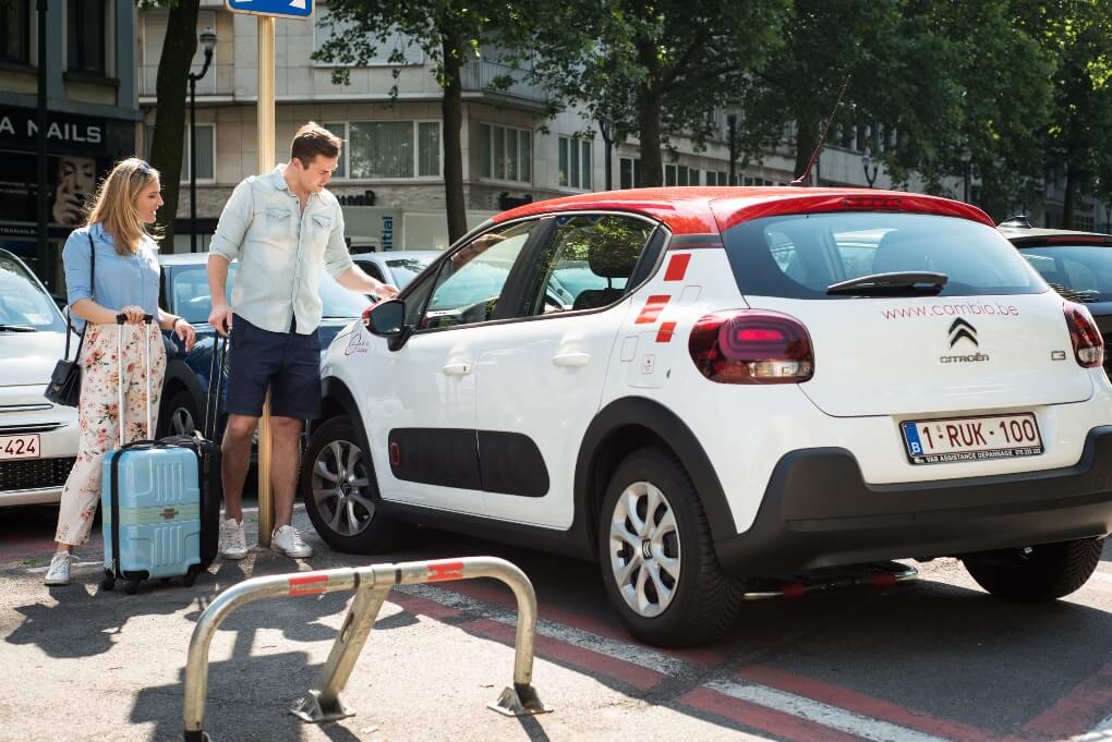 Koppel met valiezen bij deelwagen