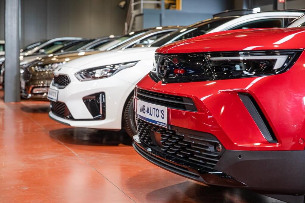 Toonzaal met tweedehandsauto's