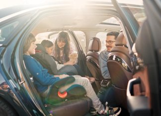 “Welke auto koop ik?”: zo maak je de juiste keuze! Gezin met kinderen in auto op achterbank
