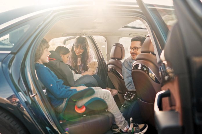 Gezin met kinderen in auto op achterbank