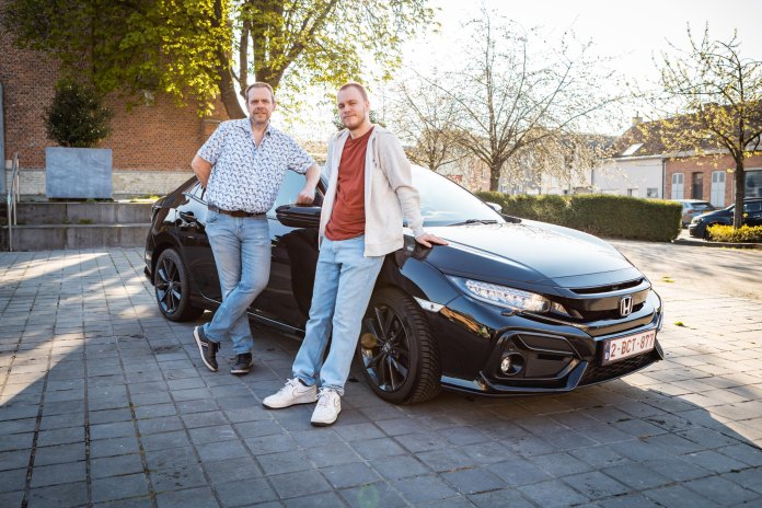 Vader en zoon bij een tweedehandswagen van VAB