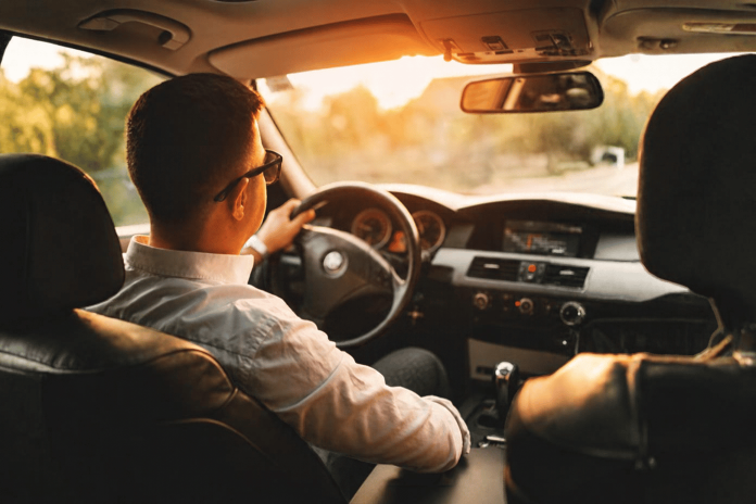 Rijden bij felle of laaghangende zon: 7 tips voor een veilige herfstrit