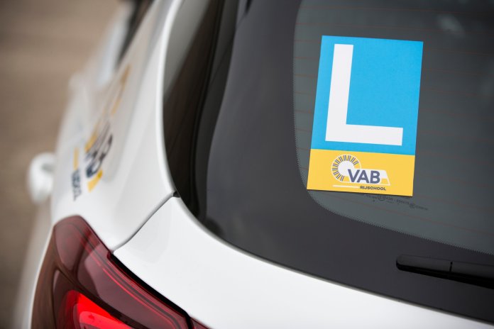 L-sticker op rijleswagen Welk voorlopig rijbewijs B kies je? Alles over M18 en M36 uitgelegd!